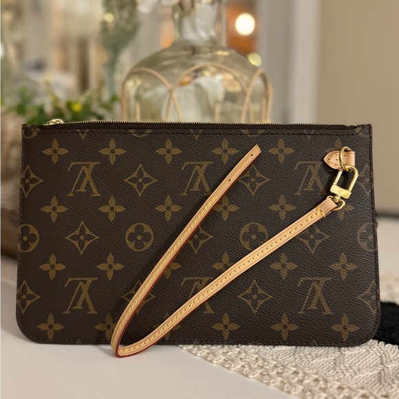 Louis Vuitton Brown Monogram Clutch with Wrist Strap - Picture 3 of 10